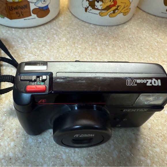 Pentax IQ Zoom 70 Black Macro 35mm Compact Point and Shoot with strap Camera - Picture 2 of 12